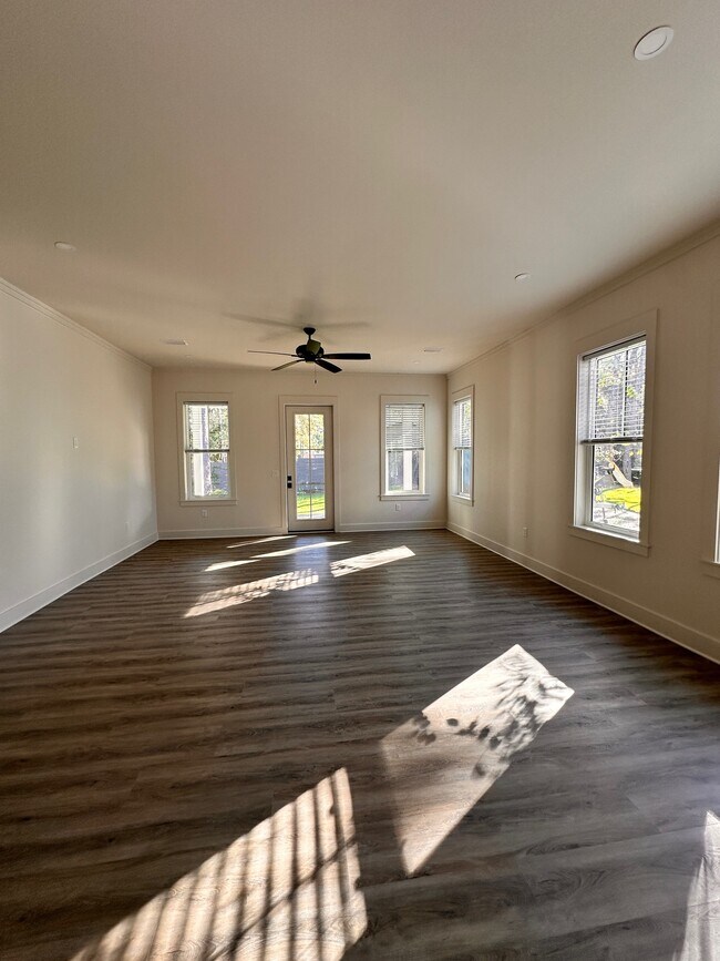 Building Photo - 220 Greenbriar Ln