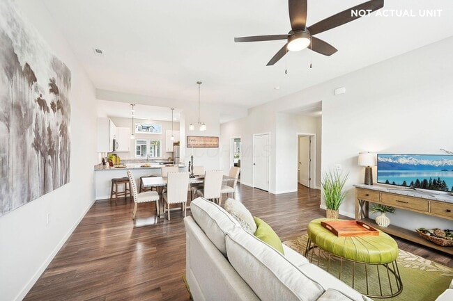Building Photo - 933 Persimmon Ln
