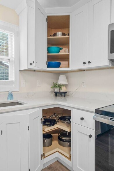 Building Photo - 2596 Parkwood Dr