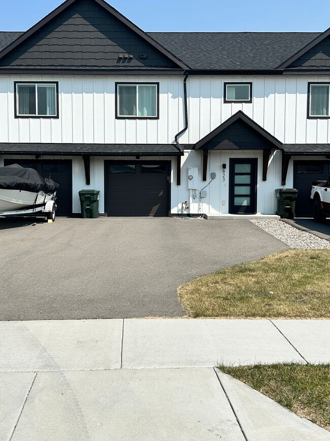 Building Photo - 3 Bed / 2.5 Bath Townhouse with Fenced Yard – Great Kalispell Location!