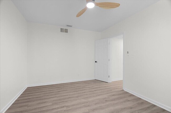 Building Photo - 400 Talaflo St
