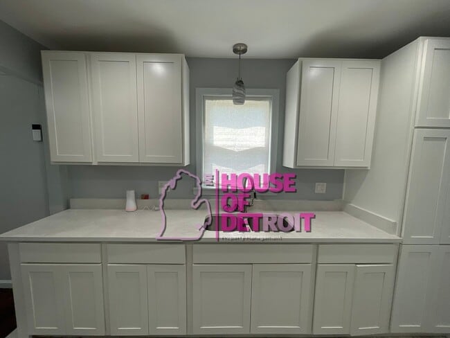 Building Photo - 3 BEDROOM | 2 BATH | FREE PRE SCREEN
