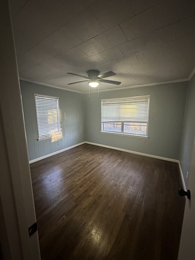 Building Photo - 1633 Yvonne Dr