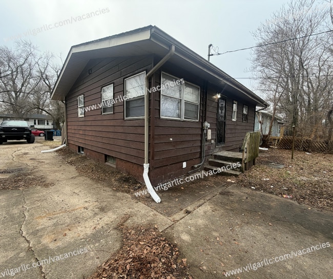 Building Photo - Spacious 3 Bedrooms • 1 Bathroom Home. Comfortably updated with classic charm and modern finishes...