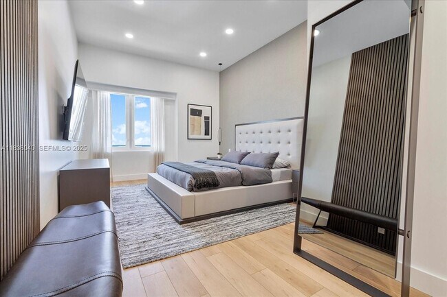 Building Photo - 2301 Collins Ave