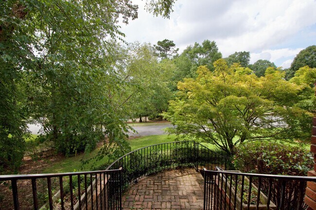 Building Photo - Executive Golf Course Rental in Moores Mil...