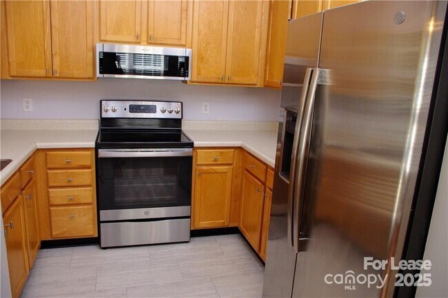 Building Photo - 917 Shearer St