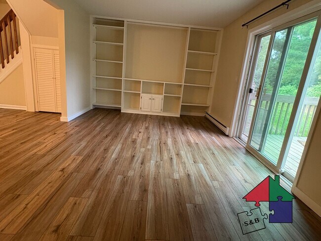 Building Photo - Elegant 3-Bedroom Townhouse in South Burli...