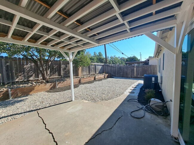 Building Photo - Updated, Spacious Home with Charm!