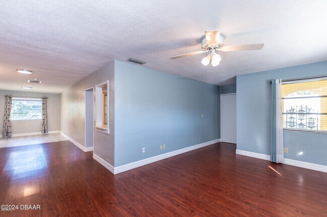 Building Photo - 136 Valencia Dr