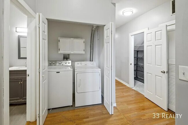 Building Photo - Spacious 4b/2b Top Floor, Wicker Park Avail July 1st!