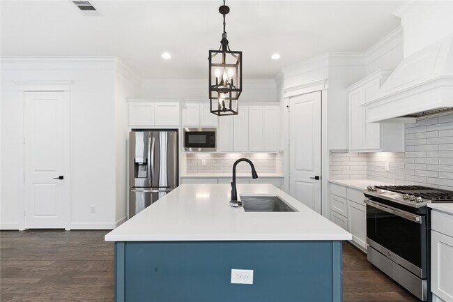 Building Photo - 819 W 19th St