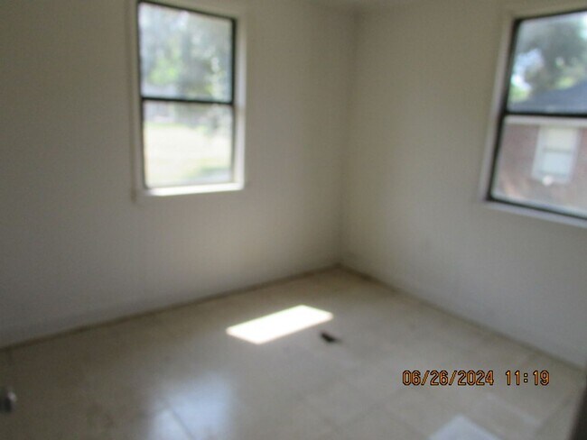 Building Photo - 17 Dixie Dr