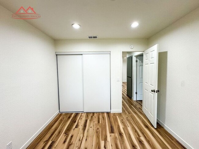 Building Photo - 5457 E Knoll Dr