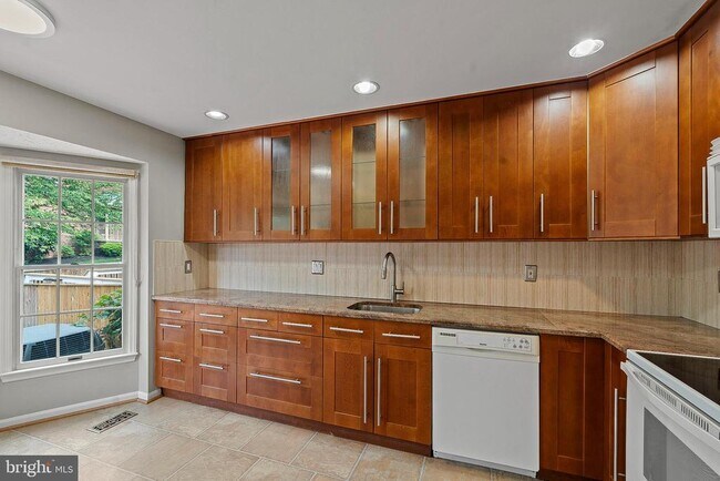 Building Photo - 7 Willwood Ct