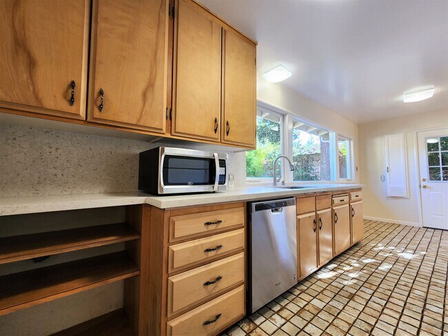 Building Photo - Charming three-bedroom, two-bath home in Midtown Palo Alto.