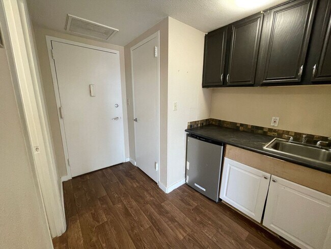 Building Photo - Studio in the Heart of Phoenix!