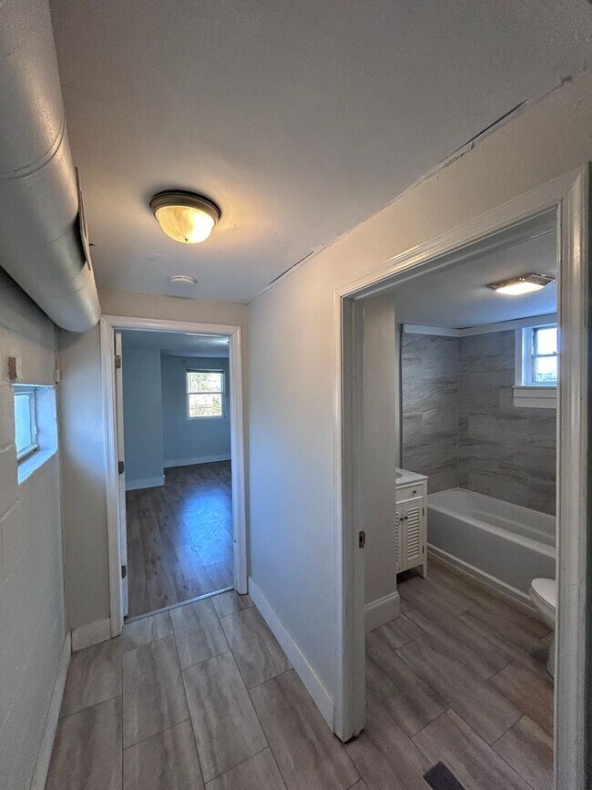 Building Photo - Available Now! | 2 Bed/ 1 Bath | Church Hill North