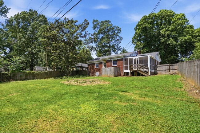 Building Photo - Move-in Ready 3 Bedroom Ranch Home in Eastway Park