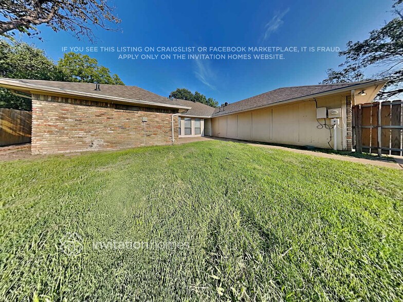 Building Photo - 801 Meadow Creek Dr