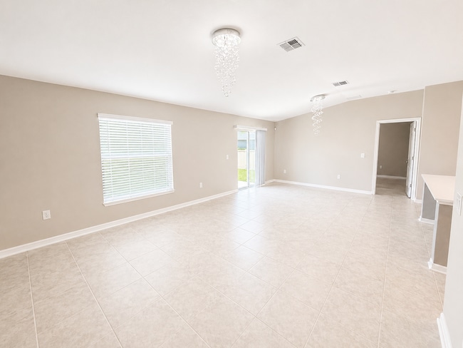 Building Photo - Charming 3-Bed Oasis with 2 Baths and 1,555 Sq Ft of Comfort in Haines City!