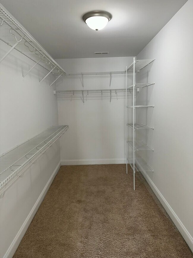 Building Photo - Large family home with fenced back yard in...