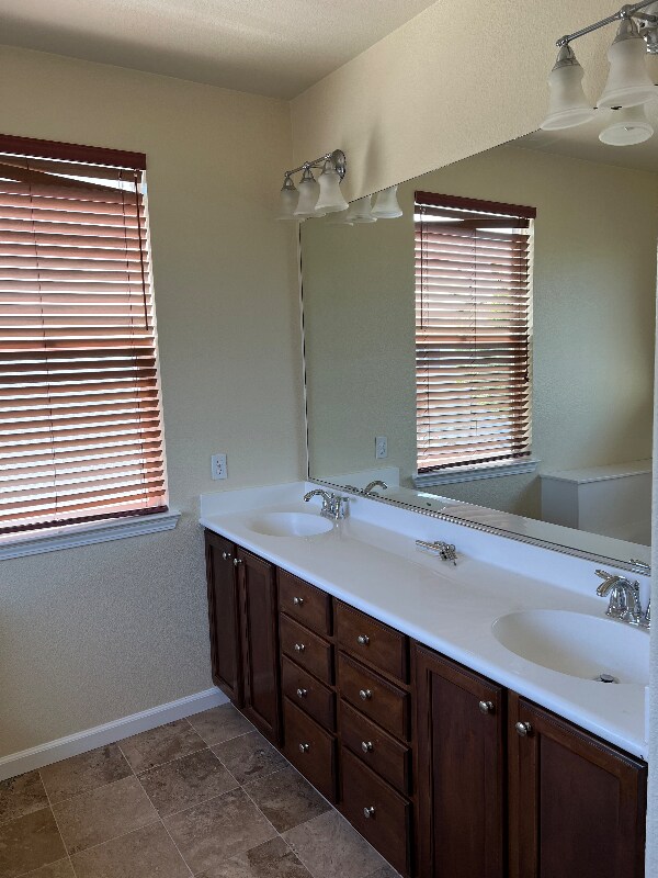 Building Photo - 9405 Clemente Dr