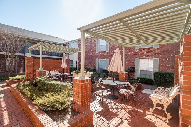 Building Photo - Charming Shoal Creek Condo - One Bed One Bath