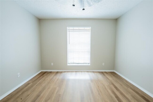 Building Photo - 2401 Leon St