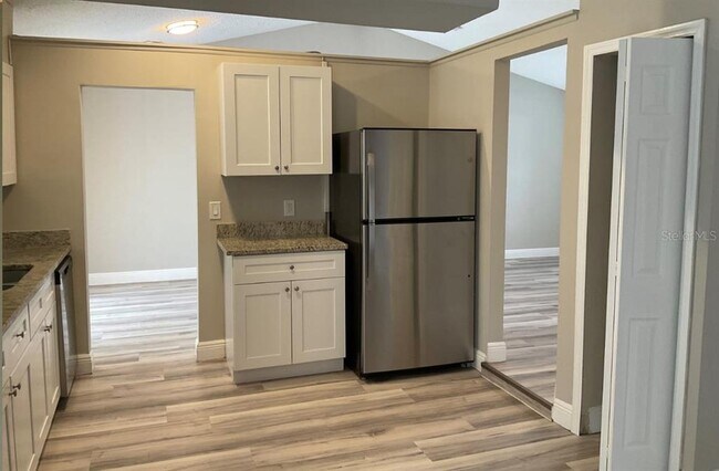 Building Photo - 2467 Zuyder Terrace