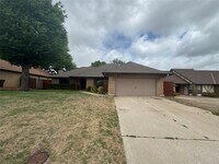 Building Photo - 325 E Parkland Dr