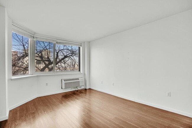 Building Photo - 20 2nd St