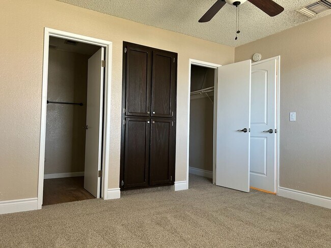 Building Photo - Please contact Vaughn Realty to set up an ...