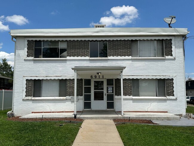 Building Photo - Updated 1-bed, 1-bath Edgewater condo on the 1st floor located near Sloan’s Lake!