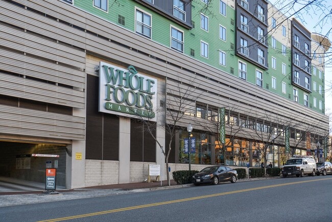 Building Photo - Luxury 2BD/2BA in The Gallery - Across fro...