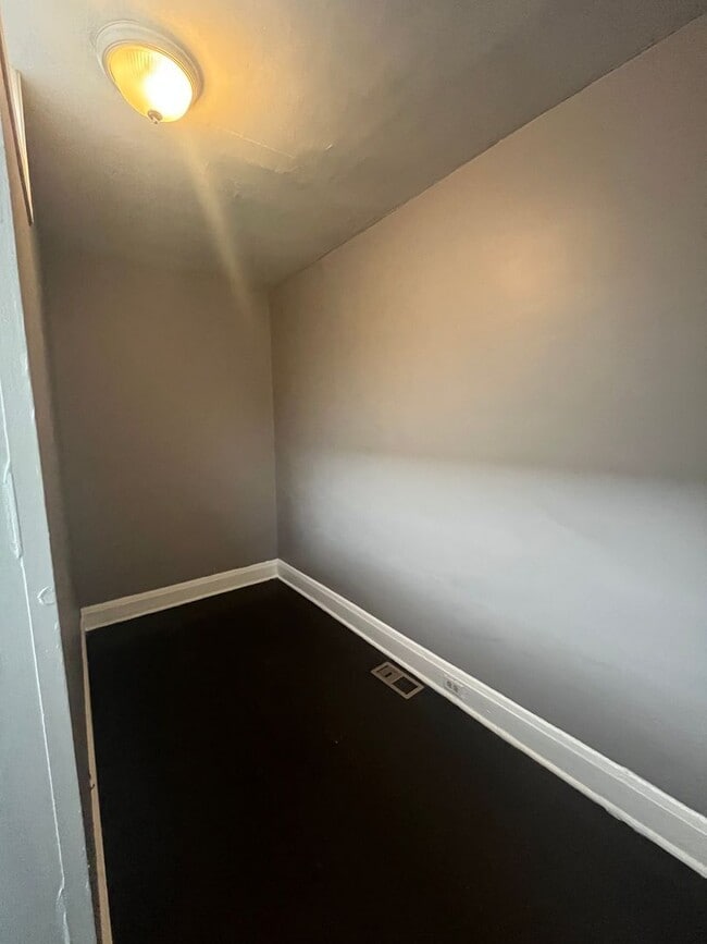 Building Photo - Renovated 3BR / 2BA Townhome for Rent – $1,325/month