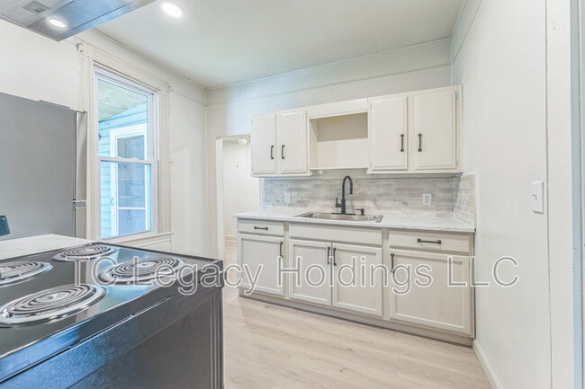 Building Photo - 907 Floral Ave