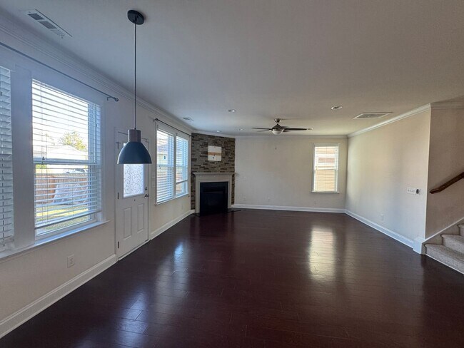Building Photo - Your Franklin dream rental is here—4 bedrooms, a huge bonus, two en-suites, and an unbeatable loc...