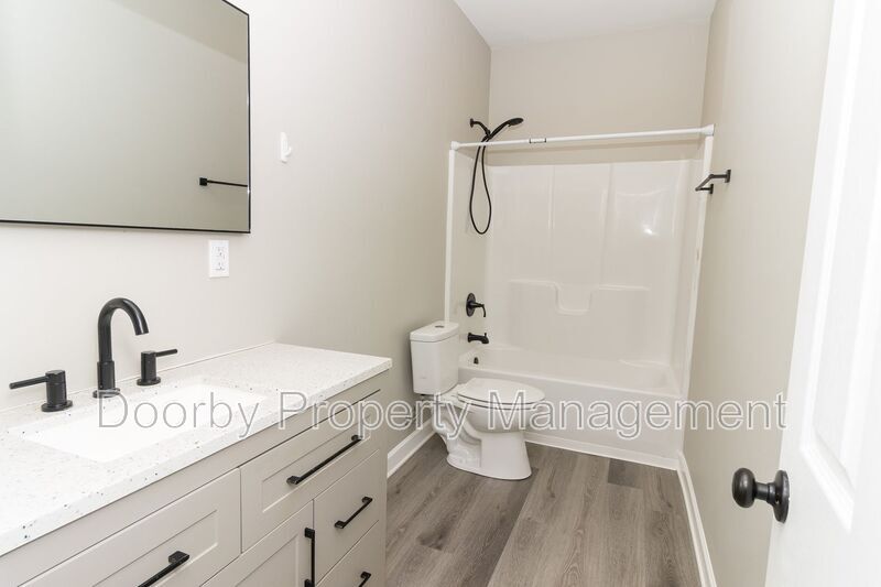 Building Photo - 18 Michigan Ln