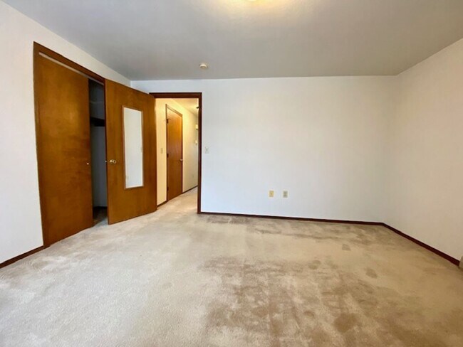 Building Photo - Cozy 1 Bedroom 1 Bath Lower Apartment W/Garage & Coin-Op Laundry!