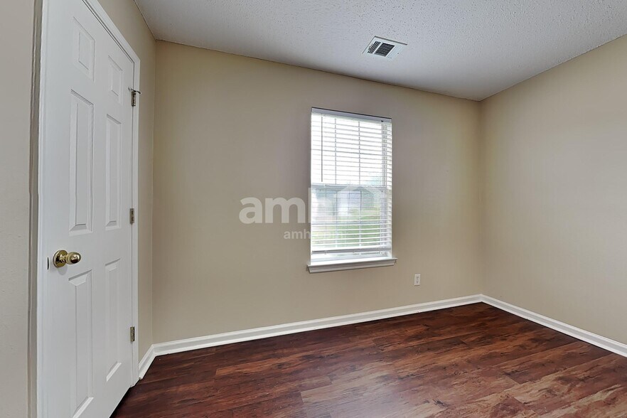 Building Photo - 14 Willow Lakes Dr