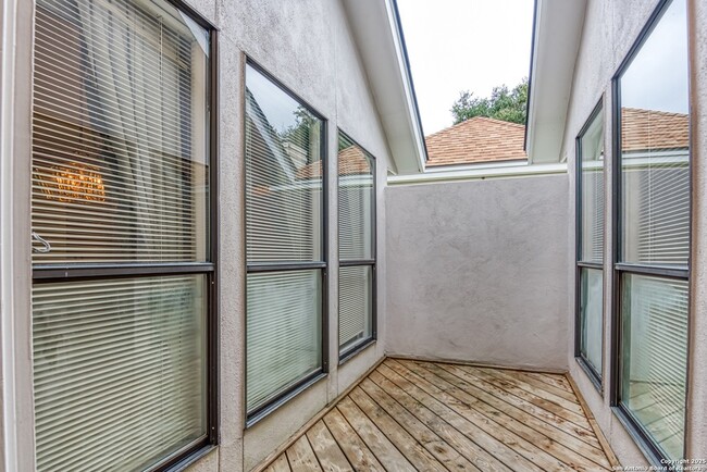 Building Photo - 14823 River Glen N