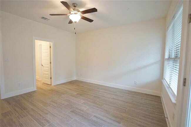 Building Photo - 648 Parkline Dr