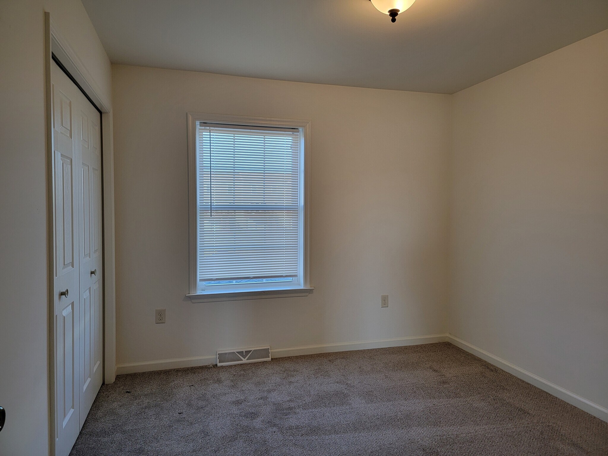 Building Photo - 213 Limestone Dr