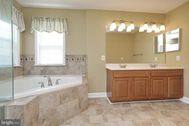 Building Photo - 1028 Llano Dr