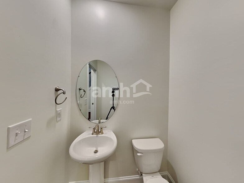 Building Photo - 606 Rivermist Dr