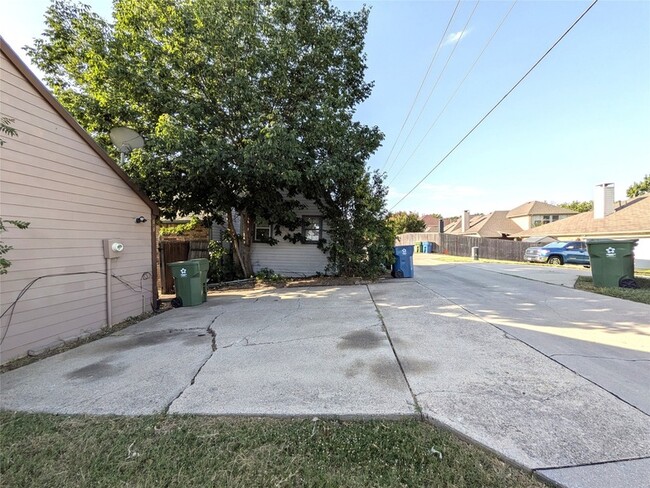 Building Photo - 323 Teakwood Ln