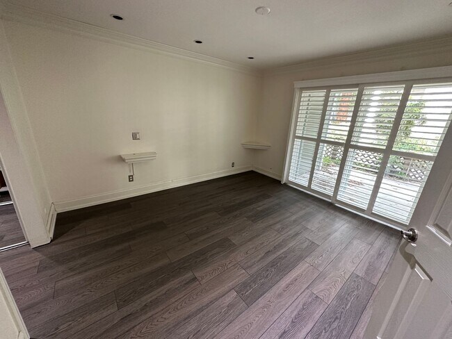Building Photo - Morningside on the Lake Downstairs 1 Bedroom 1 Bath