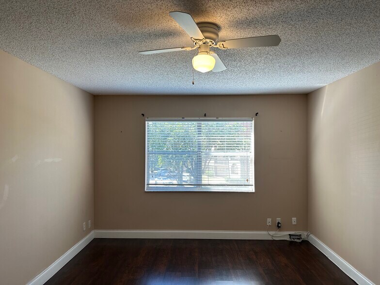 Building Photo - 4158 Inverrary Dr