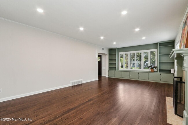Building Photo - 2334 Broadmoor Ln